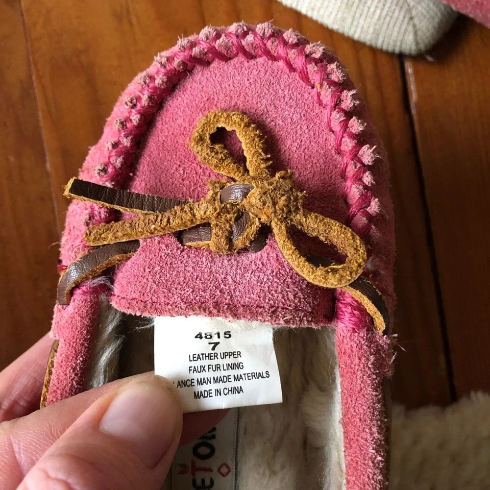 Minnetonka toddler girls 7 pink slippers moccasins shoes faux fur leather ties